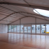 Intérieur de la structure arquée avec bardage vitré