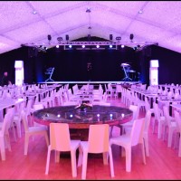 Intérieur de la structure : salle de repas