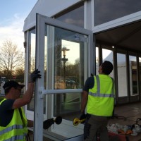 Installation de la double porte en verre