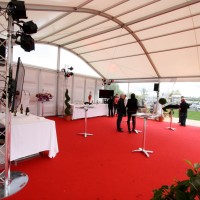 Intérieur de la structure arquée avec bardage coque et rideaux cristal