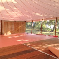 Mariage sous Chapiteau bambou de 375m² (15x25m) avec rideaux cristal tendus à chaud